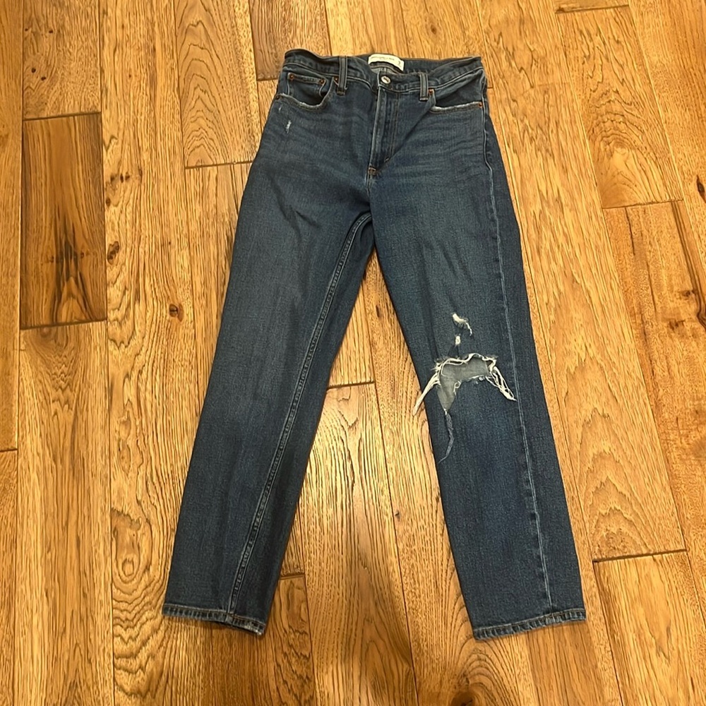 Mom Jeans 
Abercrombie & Fitch
Size- 25